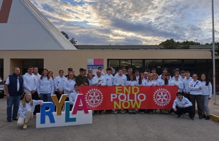 Foto de familia de los participantes, autoridades invitadas y organizadores antes de la inauguración.
D.A.